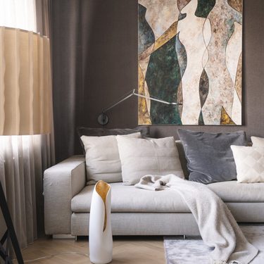 moderná obývačka s obrazom s abstraktným motívom ženskej silety