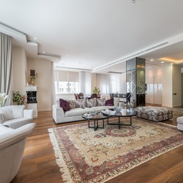 vintage koberec v modernej bielej obývačke