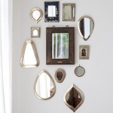 Moderné asymetrické zrkadlá na stene