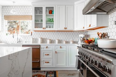 moderná biela kuchyňa so zlatým akcentom