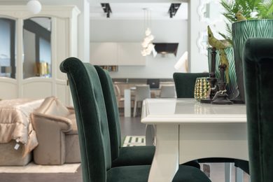 moderná jedáleň so zelenými stoličkami