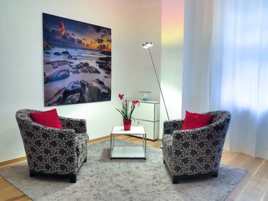 sivá obývačka, s dekoráciami v červenej farbe