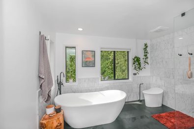 moderná kúpeľňa s bielou vaňou
