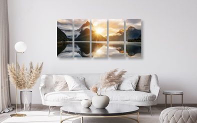 biela moderná obývačka s obrazom hôr