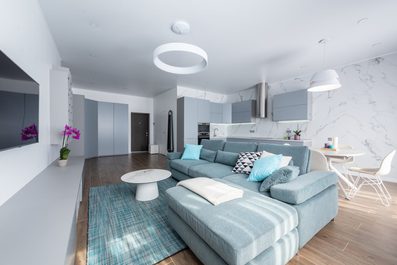 moderná obývačka spojená s kuchyňou, farby biela, sivá a modrá