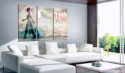 moderná biela obývačka s obrazom s textom Create yourself