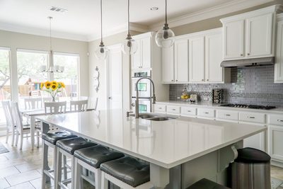 biela kuchyňa so sivým metro obkladom