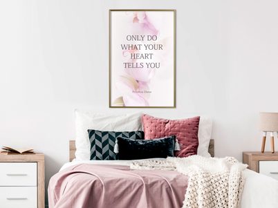 moderná spálňa, plagát na stene s motivačným výrokom