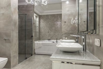 elegantná šedá kúpeľňa