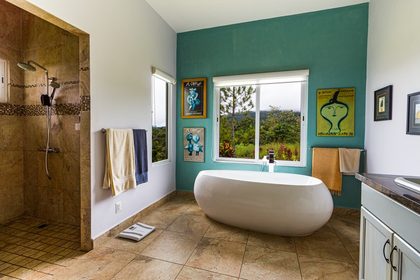 trendy kúpeľňa s drevom a zeleným moderným obkladom