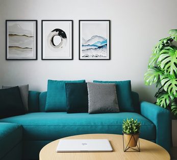 moderná obývačka s tyrkysovým rozkladacím gaučom
