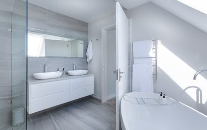 moderná elegantná biela kúpeľňa