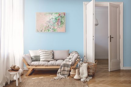 futonové sedenie v obývačka s použitím dreveného skladacieho rámu