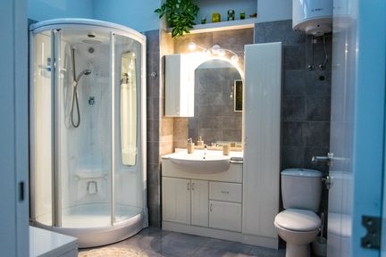 kúpeľňa - sprchový kút s keramickou vaničkou