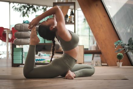 žena cvičí doma jogu