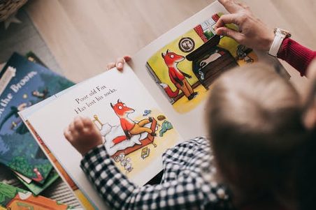 dieťa číta knihu pre najmenších