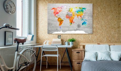 spálňa s korkovým obrazom mapy sveta