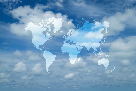 TAPETA MAPA SVĚTA S NEBESKÝM POZADÍM - TAPETY MAPY - TAPETY