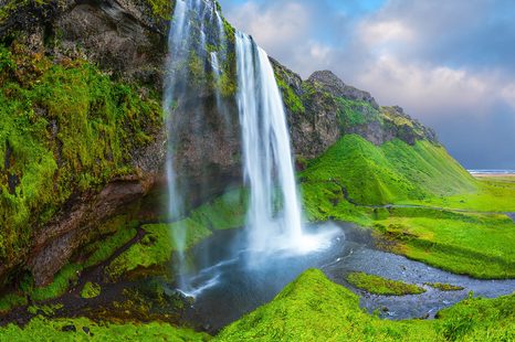 FOTOTAPETE MAJESTÄTISCHER WASSERFALL IN ISLAND - TAPETEN MIT NATURMOTIVEN - TAPETEN