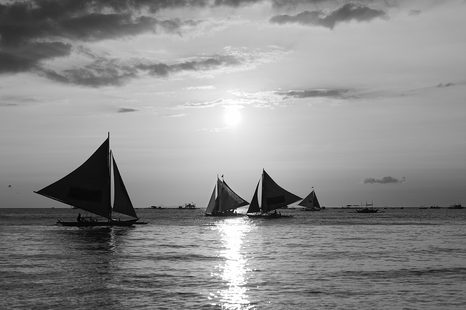SAMOLEPÍCÍ FOTOTAPETA ZÁPAD SLUNCE NA MOŘI V ČERNOBÍLÉM PROVEDENÍ - SAMOLEPÍCÍ TAPETY - TAPETY