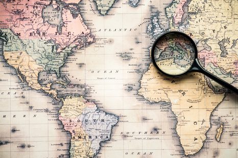 TAPETE WELTKARTE MIT LUPE - WELTKARTEN-TAPETEN - TAPETEN