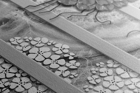 КАРТИНА НА ПЛАТНО – АБСТРАКТНИ ЦВЕТЯ НА МРАМОРЕН ФОН В ЧЕРНО-БЯЛО ИЗПЪЛНЕНИЕ - ЧЕРНО-БЕЛИ КАРТИНИ - КАРТИНИ