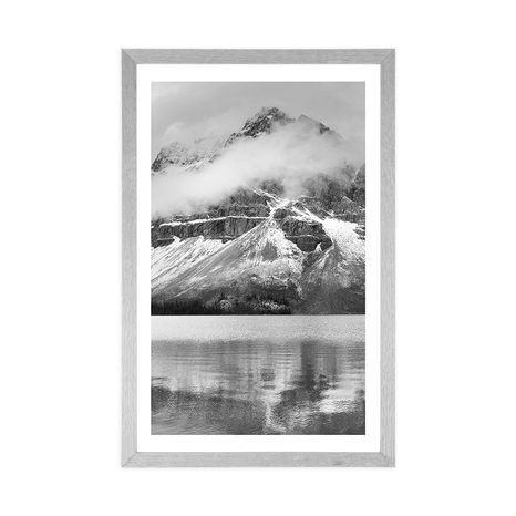 PLAKAT S PASPARTUJEM JEZERO V BLIŽINI ČUDOVITE GORE V ČRNOBELI VARIANTI - ČRNOBELI - PLAKATI