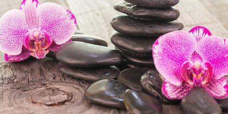 OBRAZ ORCHIDEJ A ZEN KAMENY NA DŘEVĚNÉM PODKLADU - OBRAZY FENG SHUI - OBRAZY