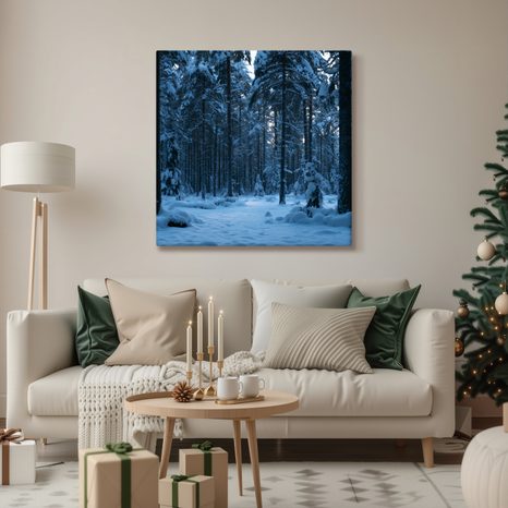CANVASTAVLA SNÖTÄCKT SKOG I BLÅ SKYMNING - JUL- OCH VINTERTAVLOR - TAVLOR