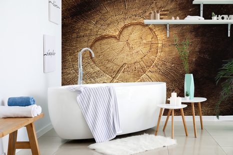 FOTOTAPETE AUSGESCHNITTENES HERZ AUF DEM BAUMSTUMPF - TAPETEN IN HOLZOPTIK - TAPETEN
