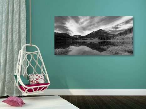 SLIKA JEZERO POD HRIBI V ČRNOBELI IZVEDBI - ČRNOBELE SLIKE - SLIKE