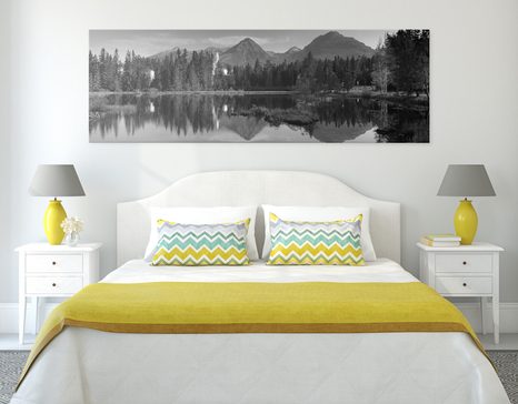 ΕΙΚΌΝΑ ΠΑΝΈΜΟΡΦΟ ΠΑΝΌΡΑΜΑ ΒΟΥΝΏΝ ΔΊΠΛΑ ΣΤΗ ΛΊΜΝΗ ΣΕ ΑΣΠΡΌΜΑΥΡΟ - ΠΊΝΑΚΕΣ ΑΣΠΡΌΜΑΥΡΕΣ - ΠΊΝΑΚΕΣ