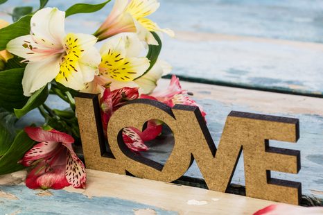 OBRAZ Z DREWNIANYM NAPISEM LOVE - OBRAZY Z NAPISAMI I CYTATAMI - OBRAZY