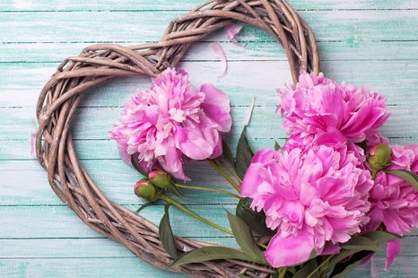 КАРТИНА НА ПЛАТНО – БОЖУРИ НА ДЪРВЕНО СЪРЦЕ - КАРТИНИ ЛЮБОВ - КАРТИНИ