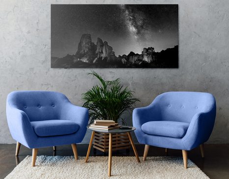 WANDBILD STERNENHIMMEL ÜBER FELSEN IN SCHWARZ-WEISS - SCHWARZ-WEISSE BILDER - BILDER