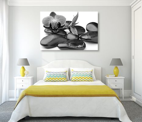 OBRAZ KAMIENIE DO MASAŻU WELLNESS W KOLORZE CZARNYM I BIAŁYM - OBRAZY CZARNO-BIAŁE - OBRAZY