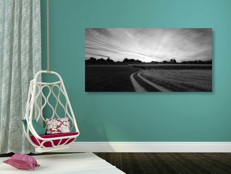 WANDBILD UNTERGEHENDE SONNE ÜBER DER LANDSCHAFT IN SCHWARZ-WEISS - SCHWARZ-WEISSE BILDER - BILDER