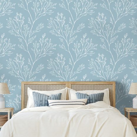 FOTOTAPETA BÍLÉ VĚTVIČKY NA MODRÉM POZADÍ - VZOROVANÉ TAPETY - TAPETY