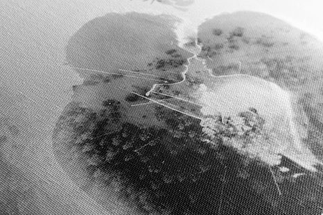 WANDBILD VERLIEBTES PAAR UNTER DEM MISTELZWEIG IN SCHWARZ-WEISS - SCHWARZ-WEISSE BILDER - BILDER