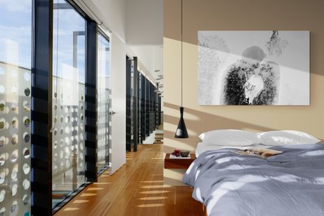 WANDBILD VERLIEBTES PAAR UNTER DEM MISTELZWEIG IN SCHWARZ-WEISS - SCHWARZ-WEISSE BILDER - BILDER