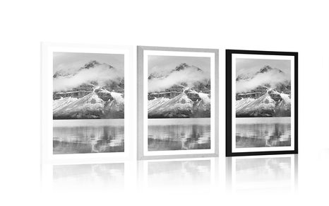 PLAKAT S PASPARTUJEM JEZERO V BLIŽINI ČUDOVITE GORE V ČRNOBELI VARIANTI - ČRNOBELI - PLAKATI