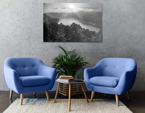 ΕΙΚΌΝΑ ΕΝΌΣ ΠΟΤΑΜΟΎ ΣΤΗ ΜΈΣΗ ΕΝΌΣ ΔΆΣΟΥΣ ΣΕ ΑΣΠΡΌΜΑΥΡΟ - ΠΊΝΑΚΕΣ ΑΣΠΡΌΜΑΥΡΕΣ - ΠΊΝΑΚΕΣ