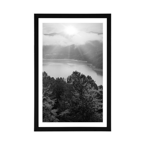 PLAKAT Z PASSE-PARTOUT RZEKA W ŚRODKU LASU W CZERNI I BIELI - CZARNOBIAŁE - PLAKATY