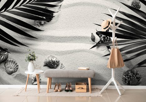 SAMOLEPÍCÍ FOTOTAPETA ČERNOBÍLÉ MUŠLE POD PALMOVÝMI LISTY - SAMOLEPÍCÍ TAPETY - TAPETY