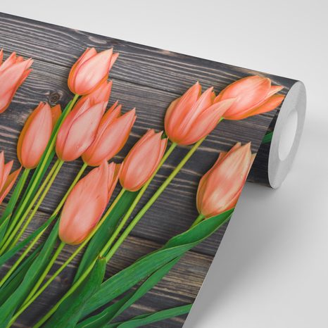 SAMOLEPÍCÍ FOTOTAPETA ORANŽOVÉ TULIPÁNY NA DŘEVĚNÉM PODKLADU - SAMOLEPÍCÍ TAPETY - TAPETY