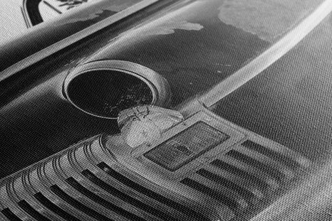 OBRAZ AUTO NA VRAKOVIŠTI V ČERNOBÍLÉM PROVEDENÍ - ČERNOBÍLÉ OBRAZY - OBRAZY