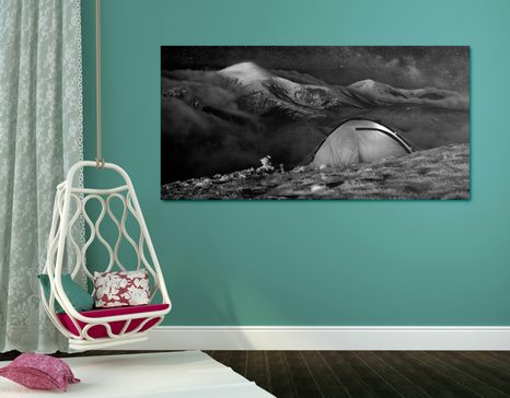 КАРТИНА НА ПЛАТНО – ПАЛАТКА ПОД НОЩНОТО НЕБЕ В ЧЕРНО-БЯЛО - ЧЕРНО-БЕЛИ КАРТИНИ - КАРТИНИ