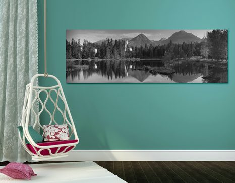 ΕΙΚΌΝΑ ΠΑΝΈΜΟΡΦΟ ΠΑΝΌΡΑΜΑ ΒΟΥΝΏΝ ΔΊΠΛΑ ΣΤΗ ΛΊΜΝΗ ΣΕ ΑΣΠΡΌΜΑΥΡΟ - ΠΊΝΑΚΕΣ ΑΣΠΡΌΜΑΥΡΕΣ - ΠΊΝΑΚΕΣ