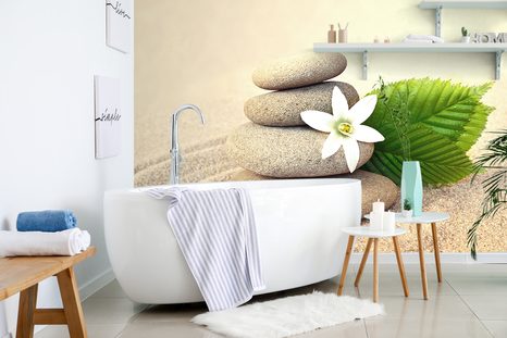 FOTOTAPETA BÍLÝ KVĚT A KAMENY V PÍSKU - TAPETY FENG SHUI - TAPETY
