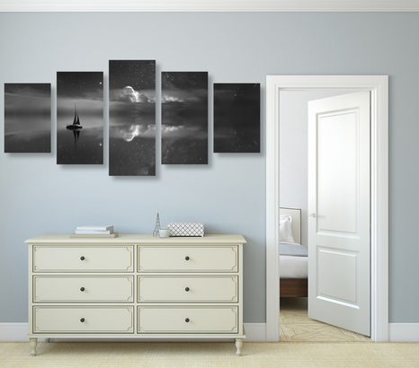 5-DIELNY OBRAZ LOĎKA NA MORI V ČIERNOBIELOM PREVEDENÍ - ČIERNOBIELE OBRAZY - OBRAZY